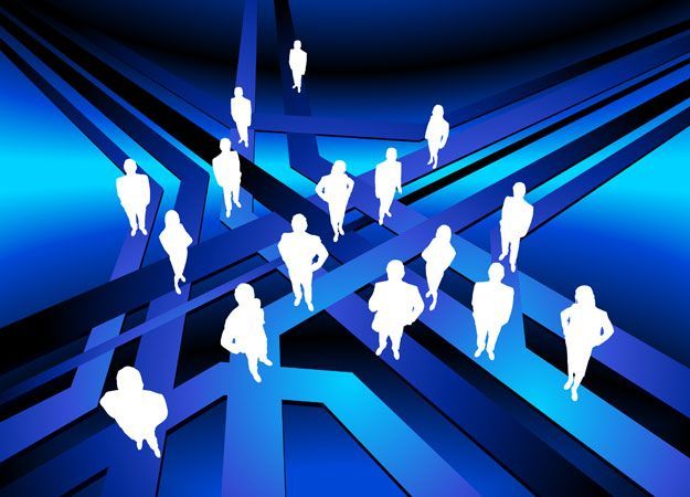 un gruppo di persone in piedi con le connessioni sociali tra loro