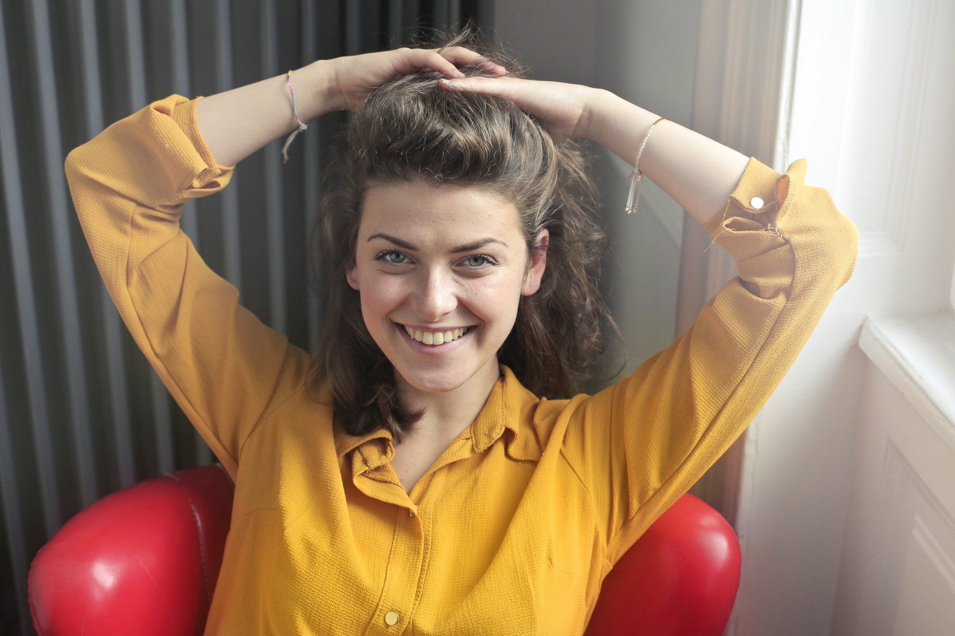 Ragazza single sorridente
