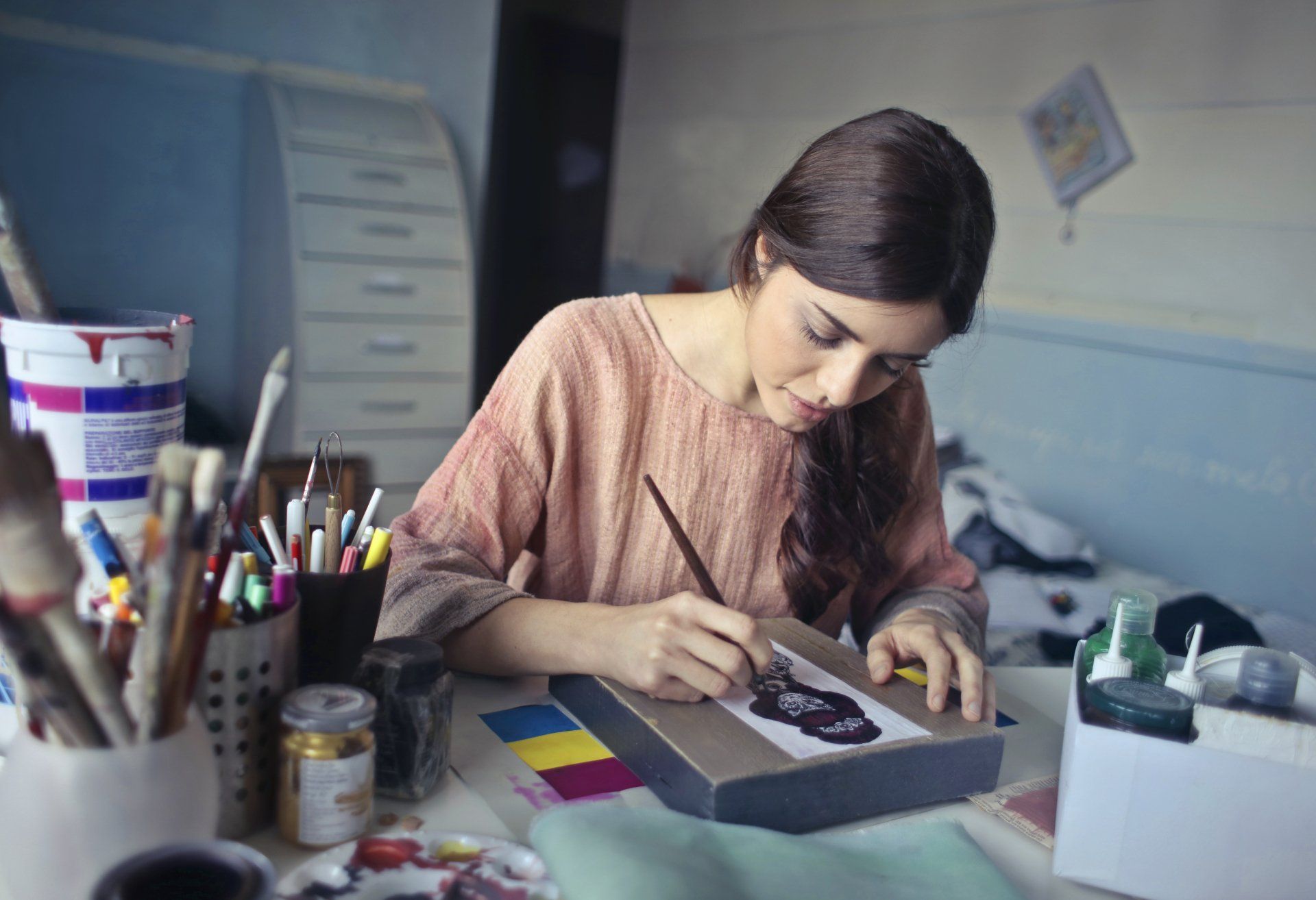 una donna dipinge un quadro.