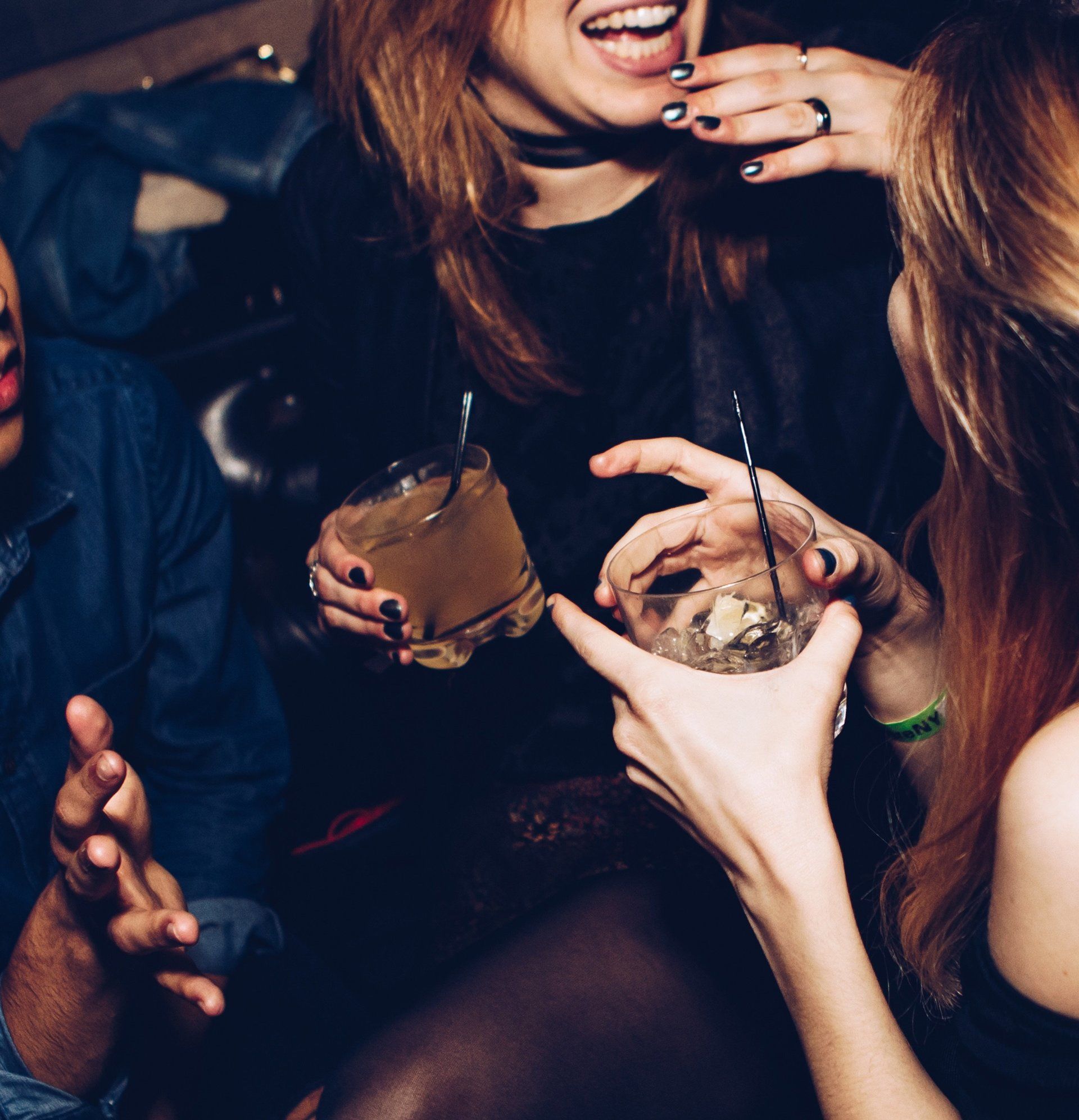 Un gruppo di persone beve e ride insieme